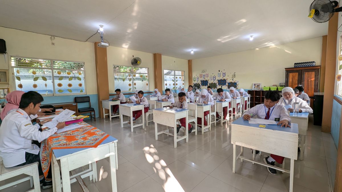Students working in an Indonesian classroom, illustrating access to education